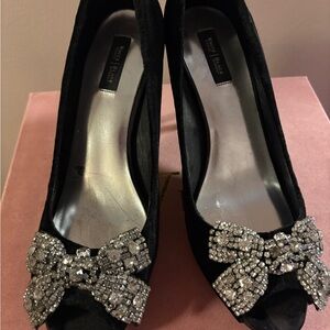 New Velvet White House Black Market Kitten Heel Pump with Bow Detail. Size 9